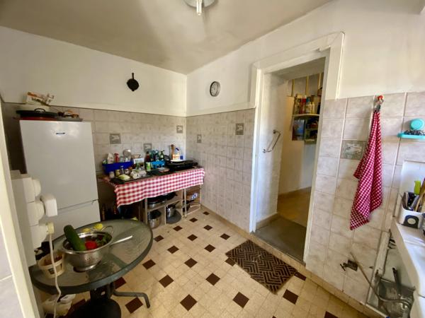 Maison de ville avec jardin, garage et potentiel d'aménagement au centre d'Aigre