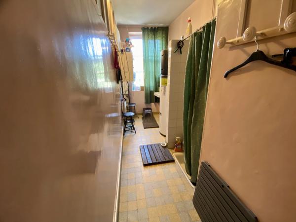Maison de ville avec jardin, garage et potentiel d'aménagement au centre d'Aigre