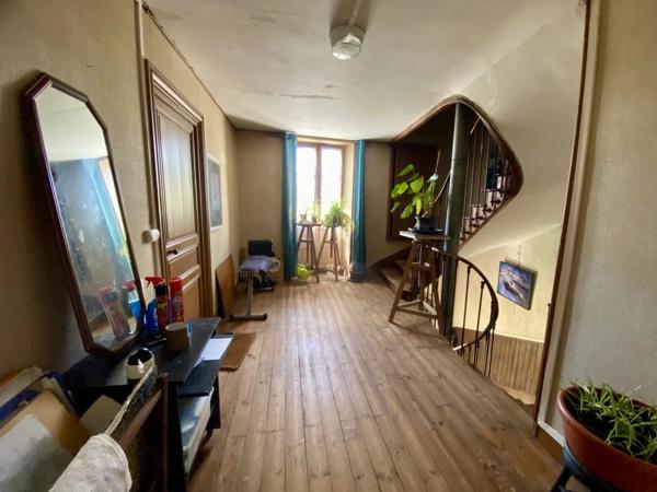 Maison de ville avec jardin, garage et potentiel d'aménagement au centre d'Aigre