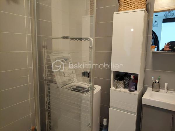 Prix de vente : 190 000 €
Situé en plein centre-ville du Bourget,  commerces,  5 minutes du RER B.
4è étage,  cuisine américaine,  salle de bain,  WC, balcon, parking sous-sol. 
Le locataire prix du loyer : 900 €