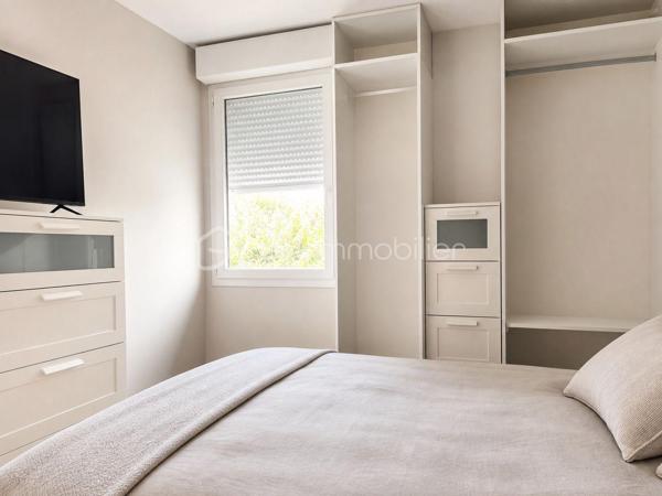 Prix de vente : 190 000 €
Situé en plein centre-ville du Bourget,  commerces,  5 minutes du RER B.
4è étage,  cuisine américaine,  salle de bain,  WC, balcon, parking sous-sol. 
Le locataire prix du loyer : 900 €