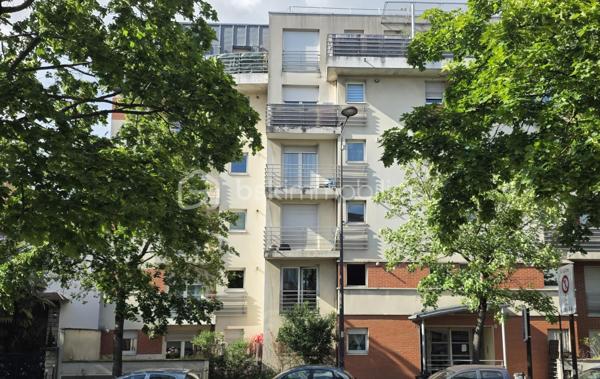 Prix de vente : 190 000 €
Situé en plein centre-ville du Bourget,  commerces,  5 minutes du RER B.
4è étage,  cuisine américaine,  salle de bain,  WC, balcon, parking sous-sol. 
Le locataire prix du loyer : 900 €
