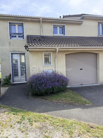 Située dans un quartier calme en plein centre d'Ollainville, cette maison mitoyenne de 4 pièces comprenant une entrée donnant sur un séjour traversant , cuisine fermée et aménagée, 1 wc séparé et un garage viennent complété le RDC. A l'étage 3 chambres, salle de bains, 1 WC séparé, 1 dégagement pouvant servir de dressing. Le tout sur une parcelle d'environ 200m2 avec jardin et une place de parking devant le garage. Commerce, crèche et école (primaire et collège) se situant dans un rayon de 5minutes à pied. Transport RER C à 3 minutes en voiture et accessible également à pied en 15minutes. Idéale première acquisition.