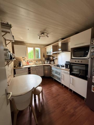 Située dans un quartier calme en plein centre d'Ollainville, cette maison mitoyenne de 4 pièces comprenant une entrée donnant sur un séjour traversant , cuisine fermée et aménagée, 1 wc séparé et un garage viennent complété le RDC. A l'étage 3 chambres, salle de bains, 1 WC séparé, 1 dégagement pouvant servir de dressing. Le tout sur une parcelle d'environ 200m2 avec jardin et une place de parking devant le garage. Commerce, crèche et école (primaire et collège) se situant dans un rayon de 5minutes à pied. Transport RER C à 3 minutes en voiture et accessible également à pied en 15minutes. Idéale première acquisition.