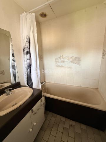 Située dans un quartier calme en plein centre d'Ollainville, cette maison mitoyenne de 4 pièces comprenant une entrée donnant sur un séjour traversant , cuisine fermée et aménagée, 1 wc séparé et un garage viennent complété le RDC. A l'étage 3 chambres, salle de bains, 1 WC séparé, 1 dégagement pouvant servir de dressing. Le tout sur une parcelle d'environ 200m2 avec jardin et une place de parking devant le garage. Commerce, crèche et école (primaire et collège) se situant dans un rayon de 5minutes à pied. Transport RER C à 3 minutes en voiture et accessible également à pied en 15minutes. Idéale première acquisition.