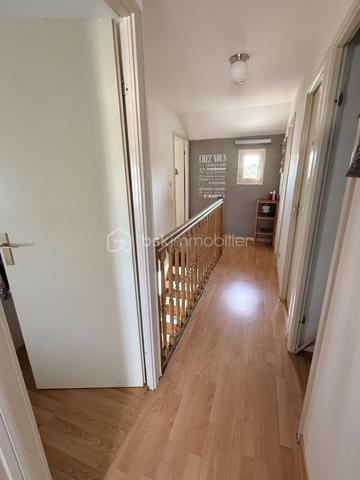 Située dans un quartier calme en plein centre d'Ollainville, cette maison mitoyenne de 4 pièces comprenant une entrée donnant sur un séjour traversant , cuisine fermée et aménagée, 1 wc séparé et un garage viennent complété le RDC. A l'étage 3 chambres, salle de bains, 1 WC séparé, 1 dégagement pouvant servir de dressing. Le tout sur une parcelle d'environ 200m2 avec jardin et une place de parking devant le garage. Commerce, crèche et école (primaire et collège) se situant dans un rayon de 5minutes à pied. Transport RER C à 3 minutes en voiture et accessible également à pied en 15minutes. Idéale première acquisition.