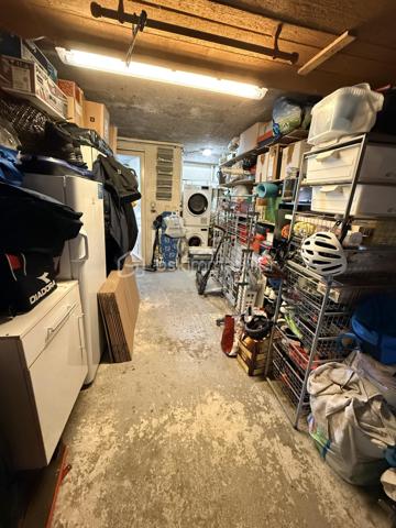 Située dans un quartier calme en plein centre d'Ollainville, cette maison mitoyenne de 4 pièces comprenant une entrée donnant sur un séjour traversant , cuisine fermée et aménagée, 1 wc séparé et un garage viennent complété le RDC. A l'étage 3 chambres, salle de bains, 1 WC séparé, 1 dégagement pouvant servir de dressing. Le tout sur une parcelle d'environ 200m2 avec jardin et une place de parking devant le garage. Commerce, crèche et école (primaire et collège) se situant dans un rayon de 5minutes à pied. Transport RER C à 3 minutes en voiture et accessible également à pied en 15minutes. Idéale première acquisition.