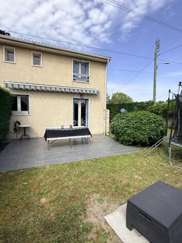Située dans un quartier calme en plein centre d'Ollainville, cette maison mitoyenne de 4 pièces comprenant une entrée donnant sur un séjour traversant , cuisine fermée et aménagée, 1 wc séparé et un garage viennent complété le RDC. A l'étage 3 chambres, salle de bains, 1 WC séparé, 1 dégagement pouvant servir de dressing. Le tout sur une parcelle d'environ 200m2 avec jardin et une place de parking devant le garage. Commerce, crèche et école (primaire et collège) se situant dans un rayon de 5minutes à pied. Transport RER C à 3 minutes en voiture et accessible également à pied en 15minutes. Idéale première acquisition.