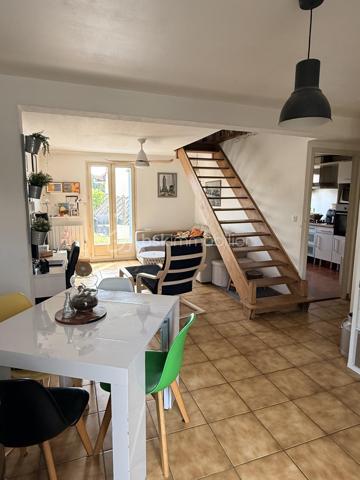 Située dans un quartier calme en plein centre d'Ollainville, cette maison mitoyenne de 4 pièces comprenant une entrée donnant sur un séjour traversant , cuisine fermée et aménagée, 1 wc séparé et un garage viennent complété le RDC. A l'étage 3 chambres, salle de bains, 1 WC séparé, 1 dégagement pouvant servir de dressing. Le tout sur une parcelle d'environ 200m2 avec jardin et une place de parking devant le garage. Commerce, crèche et école (primaire et collège) se situant dans un rayon de 5minutes à pied. Transport RER C à 3 minutes en voiture et accessible également à pied en 15minutes. Idéale première acquisition.