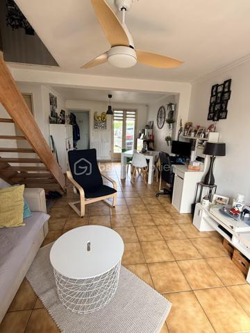 Située dans un quartier calme en plein centre d'Ollainville, cette maison mitoyenne de 4 pièces comprenant une entrée donnant sur un séjour traversant , cuisine fermée et aménagée, 1 wc séparé et un garage viennent complété le RDC. A l'étage 3 chambres, salle de bains, 1 WC séparé, 1 dégagement pouvant servir de dressing. Le tout sur une parcelle d'environ 200m2 avec jardin et une place de parking devant le garage. Commerce, crèche et école (primaire et collège) se situant dans un rayon de 5minutes à pied. Transport RER C à 3 minutes en voiture et accessible également à pied en 15minutes. Idéale première acquisition.