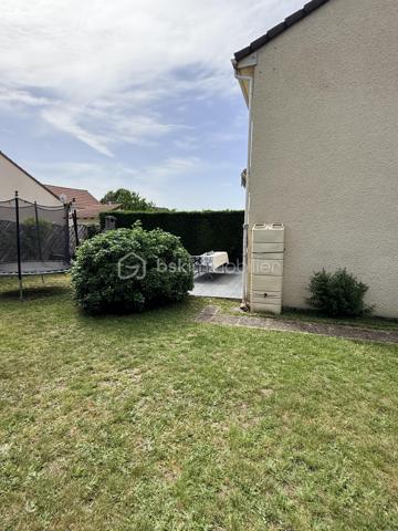 Située dans un quartier calme en plein centre d'Ollainville, cette maison mitoyenne de 4 pièces comprenant une entrée donnant sur un séjour traversant , cuisine fermée et aménagée, 1 wc séparé et un garage viennent complété le RDC. A l'étage 3 chambres, salle de bains, 1 WC séparé, 1 dégagement pouvant servir de dressing. Le tout sur une parcelle d'environ 200m2 avec jardin et une place de parking devant le garage. Commerce, crèche et école (primaire et collège) se situant dans un rayon de 5minutes à pied. Transport RER C à 3 minutes en voiture et accessible également à pied en 15minutes. Idéale première acquisition.