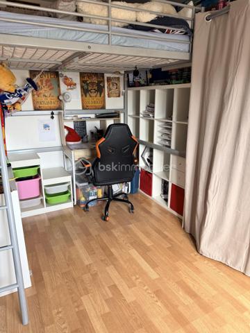 Située dans un quartier calme en plein centre d'Ollainville, cette maison mitoyenne de 4 pièces comprenant une entrée donnant sur un séjour traversant , cuisine fermée et aménagée, 1 wc séparé et un garage viennent complété le RDC. A l'étage 3 chambres, salle de bains, 1 WC séparé, 1 dégagement pouvant servir de dressing. Le tout sur une parcelle d'environ 200m2 avec jardin et une place de parking devant le garage. Commerce, crèche et école (primaire et collège) se situant dans un rayon de 5minutes à pied. Transport RER C à 3 minutes en voiture et accessible également à pied en 15minutes. Idéale première acquisition.
