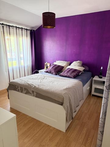 Située dans un quartier calme en plein centre d'Ollainville, cette maison mitoyenne de 4 pièces comprenant une entrée donnant sur un séjour traversant , cuisine fermée et aménagée, 1 wc séparé et un garage viennent complété le RDC. A l'étage 3 chambres, salle de bains, 1 WC séparé, 1 dégagement pouvant servir de dressing. Le tout sur une parcelle d'environ 200m2 avec jardin et une place de parking devant le garage. Commerce, crèche et école (primaire et collège) se situant dans un rayon de 5minutes à pied. Transport RER C à 3 minutes en voiture et accessible également à pied en 15minutes. Idéale première acquisition.