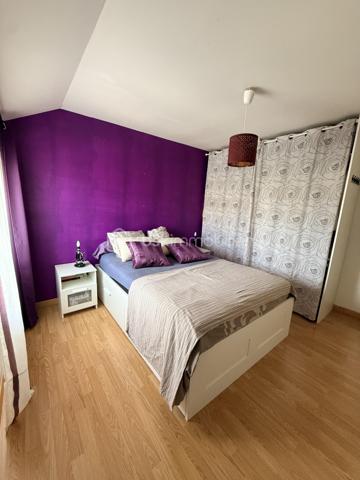 Située dans un quartier calme en plein centre d'Ollainville, cette maison mitoyenne de 4 pièces comprenant une entrée donnant sur un séjour traversant , cuisine fermée et aménagée, 1 wc séparé et un garage viennent complété le RDC. A l'étage 3 chambres, salle de bains, 1 WC séparé, 1 dégagement pouvant servir de dressing. Le tout sur une parcelle d'environ 200m2 avec jardin et une place de parking devant le garage. Commerce, crèche et école (primaire et collège) se situant dans un rayon de 5minutes à pied. Transport RER C à 3 minutes en voiture et accessible également à pied en 15minutes. Idéale première acquisition.