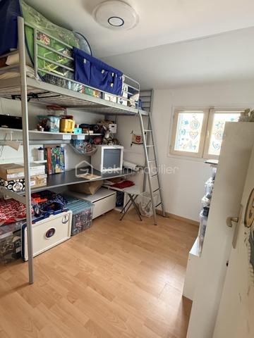 Située dans un quartier calme en plein centre d'Ollainville, cette maison mitoyenne de 4 pièces comprenant une entrée donnant sur un séjour traversant , cuisine fermée et aménagée, 1 wc séparé et un garage viennent complété le RDC. A l'étage 3 chambres, salle de bains, 1 WC séparé, 1 dégagement pouvant servir de dressing. Le tout sur une parcelle d'environ 200m2 avec jardin et une place de parking devant le garage. Commerce, crèche et école (primaire et collège) se situant dans un rayon de 5minutes à pied. Transport RER C à 3 minutes en voiture et accessible également à pied en 15minutes. Idéale première acquisition.