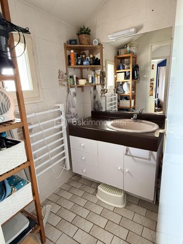 Située dans un quartier calme en plein centre d'Ollainville, cette maison mitoyenne de 4 pièces comprenant une entrée donnant sur un séjour traversant , cuisine fermée et aménagée, 1 wc séparé et un garage viennent complété le RDC. A l'étage 3 chambres, salle de bains, 1 WC séparé, 1 dégagement pouvant servir de dressing. Le tout sur une parcelle d'environ 200m2 avec jardin et une place de parking devant le garage. Commerce, crèche et école (primaire et collège) se situant dans un rayon de 5minutes à pied. Transport RER C à 3 minutes en voiture et accessible également à pied en 15minutes. Idéale première acquisition.