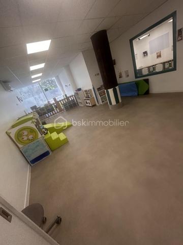 À vendre, fonds de commerce d'une micro-crèche de 155 m², idéalement située à Bondy, entièrement équipée et prête à être exploitée immédiatement.

La structure est vendue **clé en main** avec l'ensemble du mobilier, du matériel pédagogique et des équipements nécessaires à l'activité.
 Les points forts :

* Surface : 155 m²
* Prix de vente : 291 000 €
* Loyer : 18 000 € HT/HC par an (1 500 € HT/HC par mois)
* DPE : C
* Accès PMR
* Agrément PMI en cours de validité
* Local conforme aux normes en vigueur
* Plusieurs demandes d'inscription déjà enregistrées pour la rentrée de septembre
* Aucun investissement à prévoir

Cette micro-crèche représente une excellente opportunité pour un professionnel de la petite enfance ou un investisseur souhaitant reprendre une activité immédiatement opérationnelle avec une clientèle déjà présente.
