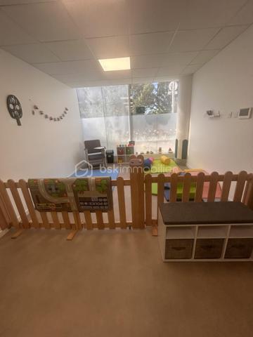 À vendre, fonds de commerce d'une micro-crèche de 155 m², idéalement située à Bondy, entièrement équipée et prête à être exploitée immédiatement.

La structure est vendue **clé en main** avec l'ensemble du mobilier, du matériel pédagogique et des équipements nécessaires à l'activité.
 Les points forts :

* Surface : 155 m²
* Prix de vente : 291 000 €
* Loyer : 18 000 € HT/HC par an (1 500 € HT/HC par mois)
* DPE : C
* Accès PMR
* Agrément PMI en cours de validité
* Local conforme aux normes en vigueur
* Plusieurs demandes d'inscription déjà enregistrées pour la rentrée de septembre
* Aucun investissement à prévoir

Cette micro-crèche représente une excellente opportunité pour un professionnel de la petite enfance ou un investisseur souhaitant reprendre une activité immédiatement opérationnelle avec une clientèle déjà présente.