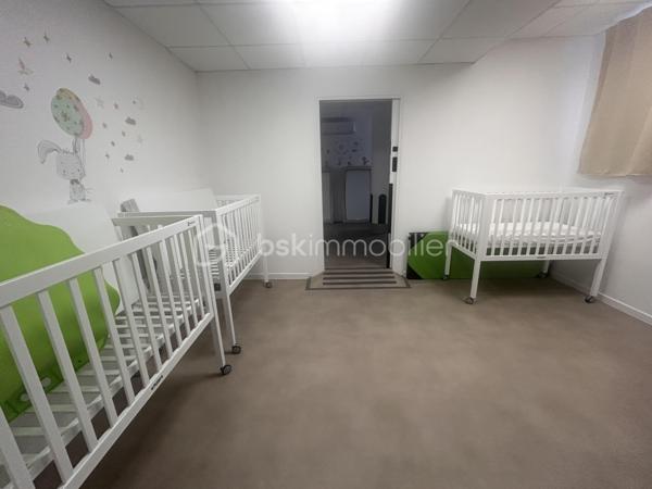 À vendre, fonds de commerce d'une micro-crèche de 155 m², idéalement située à Bondy, entièrement équipée et prête à être exploitée immédiatement.

La structure est vendue **clé en main** avec l'ensemble du mobilier, du matériel pédagogique et des équipements nécessaires à l'activité.
 Les points forts :

* Surface : 155 m²
* Prix de vente : 291 000 €
* Loyer : 18 000 € HT/HC par an (1 500 € HT/HC par mois)
* DPE : C
* Accès PMR
* Agrément PMI en cours de validité
* Local conforme aux normes en vigueur
* Plusieurs demandes d'inscription déjà enregistrées pour la rentrée de septembre
* Aucun investissement à prévoir

Cette micro-crèche représente une excellente opportunité pour un professionnel de la petite enfance ou un investisseur souhaitant reprendre une activité immédiatement opérationnelle avec une clientèle déjà présente.