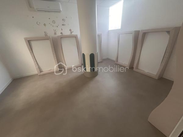 À vendre, fonds de commerce d'une micro-crèche de 155 m², idéalement située à Bondy, entièrement équipée et prête à être exploitée immédiatement.

La structure est vendue **clé en main** avec l'ensemble du mobilier, du matériel pédagogique et des équipements nécessaires à l'activité.
 Les points forts :

* Surface : 155 m²
* Prix de vente : 291 000 €
* Loyer : 18 000 € HT/HC par an (1 500 € HT/HC par mois)
* DPE : C
* Accès PMR
* Agrément PMI en cours de validité
* Local conforme aux normes en vigueur
* Plusieurs demandes d'inscription déjà enregistrées pour la rentrée de septembre
* Aucun investissement à prévoir

Cette micro-crèche représente une excellente opportunité pour un professionnel de la petite enfance ou un investisseur souhaitant reprendre une activité immédiatement opérationnelle avec une clientèle déjà présente.