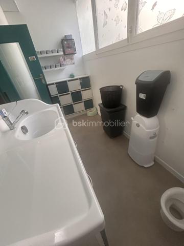 À vendre, fonds de commerce d'une micro-crèche de 155 m², idéalement située à Bondy, entièrement équipée et prête à être exploitée immédiatement.

La structure est vendue **clé en main** avec l'ensemble du mobilier, du matériel pédagogique et des équipements nécessaires à l'activité.
 Les points forts :

* Surface : 155 m²
* Prix de vente : 291 000 €
* Loyer : 18 000 € HT/HC par an (1 500 € HT/HC par mois)
* DPE : C
* Accès PMR
* Agrément PMI en cours de validité
* Local conforme aux normes en vigueur
* Plusieurs demandes d'inscription déjà enregistrées pour la rentrée de septembre
* Aucun investissement à prévoir

Cette micro-crèche représente une excellente opportunité pour un professionnel de la petite enfance ou un investisseur souhaitant reprendre une activité immédiatement opérationnelle avec une clientèle déjà présente.