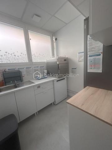 À vendre, fonds de commerce d'une micro-crèche de 155 m², idéalement située à Bondy, entièrement équipée et prête à être exploitée immédiatement.

La structure est vendue **clé en main** avec l'ensemble du mobilier, du matériel pédagogique et des équipements nécessaires à l'activité.
 Les points forts :

* Surface : 155 m²
* Prix de vente : 291 000 €
* Loyer : 18 000 € HT/HC par an (1 500 € HT/HC par mois)
* DPE : C
* Accès PMR
* Agrément PMI en cours de validité
* Local conforme aux normes en vigueur
* Plusieurs demandes d'inscription déjà enregistrées pour la rentrée de septembre
* Aucun investissement à prévoir

Cette micro-crèche représente une excellente opportunité pour un professionnel de la petite enfance ou un investisseur souhaitant reprendre une activité immédiatement opérationnelle avec une clientèle déjà présente.