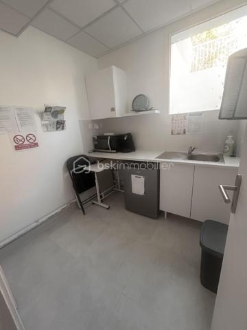 À vendre, fonds de commerce d'une micro-crèche de 155 m², idéalement située à Bondy, entièrement équipée et prête à être exploitée immédiatement.

La structure est vendue **clé en main** avec l'ensemble du mobilier, du matériel pédagogique et des équipements nécessaires à l'activité.
 Les points forts :

* Surface : 155 m²
* Prix de vente : 291 000 €
* Loyer : 18 000 € HT/HC par an (1 500 € HT/HC par mois)
* DPE : C
* Accès PMR
* Agrément PMI en cours de validité
* Local conforme aux normes en vigueur
* Plusieurs demandes d'inscription déjà enregistrées pour la rentrée de septembre
* Aucun investissement à prévoir

Cette micro-crèche représente une excellente opportunité pour un professionnel de la petite enfance ou un investisseur souhaitant reprendre une activité immédiatement opérationnelle avec une clientèle déjà présente.