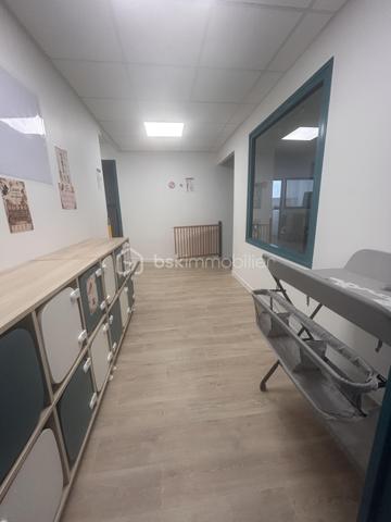 À vendre, fonds de commerce d'une micro-crèche de 155 m², idéalement située à Bondy, entièrement équipée et prête à être exploitée immédiatement.

La structure est vendue **clé en main** avec l'ensemble du mobilier, du matériel pédagogique et des équipements nécessaires à l'activité.
 Les points forts :

* Surface : 155 m²
* Prix de vente : 291 000 €
* Loyer : 18 000 € HT/HC par an (1 500 € HT/HC par mois)
* DPE : C
* Accès PMR
* Agrément PMI en cours de validité
* Local conforme aux normes en vigueur
* Plusieurs demandes d'inscription déjà enregistrées pour la rentrée de septembre
* Aucun investissement à prévoir

Cette micro-crèche représente une excellente opportunité pour un professionnel de la petite enfance ou un investisseur souhaitant reprendre une activité immédiatement opérationnelle avec une clientèle déjà présente.