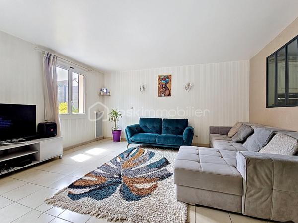***Maison Familiale*** - Secteur Intermarché
Maison idéalement située dans un quartier résidentiel proche des commerces, des écoles et à 10 min à pied de la gare de Epinay-Villetaneuse (Ligne H: 10 min de gare du nord).
Construite sur deux niveaux, elle se compose au rez-de-chaussée d’une entrée, un cellier, une cuisine équipée, un W.C., un salon/salle à manger de 27m² avec accès à la
terrasse et au jardin de 50m² environ.
Le premier étage dispose de trois chambres lumineuses avec du rangement, deux salles d'eau et un W.C.
Au deuxième étage, un bureau, un espace nuit et une pièce de rangement complètent cette maison fonctionnelle et idéalement disposée.
La maison est équipée de triple vitrage et possède un garage non attenant.

Les PLUS : Bon Emplacement, Maison Lumineuse, de Beaux Volumes