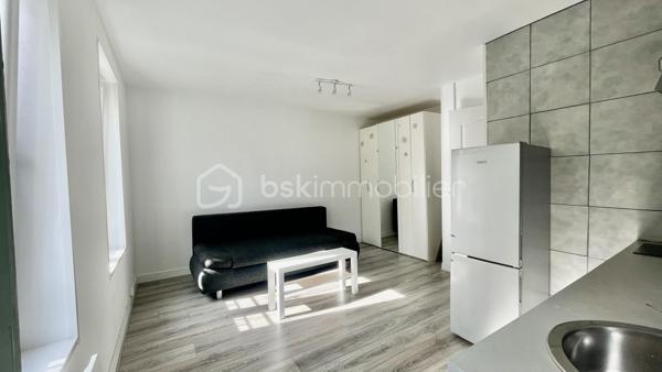 Chez BSK IMMOBILIER!!!! 

Vous cherchez a investir dans une ville dynamique ? Ne cherchez plus, ce studio situé à Alfortville(94140) est fait pour vous!!!
Ce bien dans dans un immeuble du Centre-Ville est idéalement situé à deux pas des commerces, écoles et des transports en commun, et qui vous permettra d'avoir un accès rapide et facile aux grands axes routiers.
Venez découvrir ce beau studio, il se compose d'un séjour lumineux, une cuisine ouverte aménagée et équipée, un rangement, une salle d'eau avec un WC.
Pour compléter ce beau studio, une cave en sous-sol pour stocker des affaires et le plus un jardin privatif.
Pour plus d'informations concernant le locataire, n'hésitez pas à me contacter pour avoir plus d'informations.

Les Plus +++:
- Proche de toutes les commodités
- Jardin privatif
- 1 Cave
- Pièce de vie ouverte

Pour plus de renseignement n'hésitez pas à me contacter!!!!