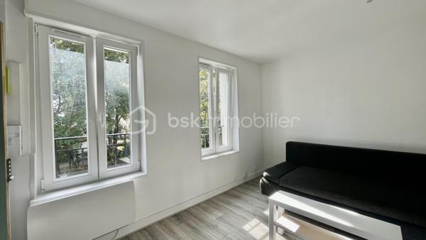 Chez BSK IMMOBILIER!!!! 

Vous cherchez a investir dans une ville dynamique ? Ne cherchez plus, ce studio situé à Alfortville(94140) est fait pour vous!!!
Ce bien dans dans un immeuble du Centre-Ville est idéalement situé à deux pas des commerces, écoles et des transports en commun, et qui vous permettra d'avoir un accès rapide et facile aux grands axes routiers.
Venez découvrir ce beau studio, il se compose d'un séjour lumineux, une cuisine ouverte aménagée et équipée, un rangement, une salle d'eau avec un WC.
Pour compléter ce beau studio, une cave en sous-sol pour stocker des affaires et le plus un jardin privatif.
Pour plus d'informations concernant le locataire, n'hésitez pas à me contacter pour avoir plus d'informations.

Les Plus +++:
- Proche de toutes les commodités
- Jardin privatif
- 1 Cave
- Pièce de vie ouverte

Pour plus de renseignement n'hésitez pas à me contacter!!!!