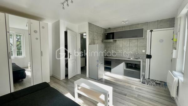Chez BSK IMMOBILIER!!!! 

Vous cherchez a investir dans une ville dynamique ? Ne cherchez plus, ce studio situé à Alfortville(94140) est fait pour vous!!!
Ce bien dans dans un immeuble du Centre-Ville est idéalement situé à deux pas des commerces, écoles et des transports en commun, et qui vous permettra d'avoir un accès rapide et facile aux grands axes routiers.
Venez découvrir ce beau studio, il se compose d'un séjour lumineux, une cuisine ouverte aménagée et équipée, un rangement, une salle d'eau avec un WC.
Pour compléter ce beau studio, une cave en sous-sol pour stocker des affaires et le plus un jardin privatif.
Pour plus d'informations concernant le locataire, n'hésitez pas à me contacter pour avoir plus d'informations.

Les Plus +++:
- Proche de toutes les commodités
- Jardin privatif
- 1 Cave
- Pièce de vie ouverte

Pour plus de renseignement n'hésitez pas à me contacter!!!!