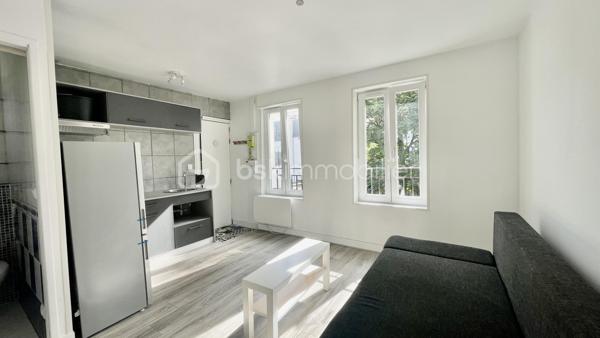 Chez BSK IMMOBILIER!!!! 

Vous cherchez a investir dans une ville dynamique ? Ne cherchez plus, ce studio situé à Alfortville(94140) est fait pour vous!!!
Ce bien dans dans un immeuble du Centre-Ville est idéalement situé à deux pas des commerces, écoles et des transports en commun, et qui vous permettra d'avoir un accès rapide et facile aux grands axes routiers.
Venez découvrir ce beau studio, il se compose d'un séjour lumineux, une cuisine ouverte aménagée et équipée, un rangement, une salle d'eau avec un WC.
Pour compléter ce beau studio, une cave en sous-sol pour stocker des affaires et le plus un jardin privatif.
Pour plus d'informations concernant le locataire, n'hésitez pas à me contacter pour avoir plus d'informations.

Les Plus +++:
- Proche de toutes les commodités
- Jardin privatif
- 1 Cave
- Pièce de vie ouverte

Pour plus de renseignement n'hésitez pas à me contacter!!!!