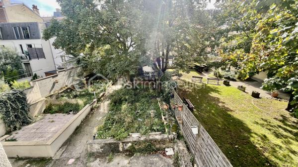 Chez BSK IMMOBILIER!!!! 

Vous cherchez a investir dans une ville dynamique ? Ne cherchez plus, ce studio situé à Alfortville(94140) est fait pour vous!!!
Ce bien dans dans un immeuble du Centre-Ville est idéalement situé à deux pas des commerces, écoles et des transports en commun, et qui vous permettra d'avoir un accès rapide et facile aux grands axes routiers.
Venez découvrir ce beau studio, il se compose d'un séjour lumineux, une cuisine ouverte aménagée et équipée, un rangement, une salle d'eau avec un WC.
Pour compléter ce beau studio, une cave en sous-sol pour stocker des affaires et le plus un jardin privatif.
Pour plus d'informations concernant le locataire, n'hésitez pas à me contacter pour avoir plus d'informations.

Les Plus +++:
- Proche de toutes les commodités
- Jardin privatif
- 1 Cave
- Pièce de vie ouverte

Pour plus de renseignement n'hésitez pas à me contacter!!!!