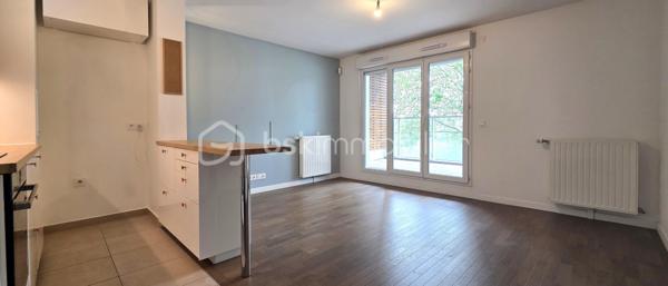 Idéalement situé dans un cadre privilégié en bord de Marne à Alfortville, découvrez ce superbe appartement de type F3 niché au premier étage d’une copropriété de standing très récente. Dès l’entrée, vous serez séduit par la qualité des prestations, notamment un parquet massif uniforme qui parcourt l’intégralité de l’appartement, apportant une chaleur et une élégance rares. L'appartement particulièrement lumineux et sans aucun vis-à-vis direct, se compose d'une entrée optimisée avec des placards de rangement sur mesure, d'une cuisine moderne ouverte sur un salon spacieux, le tout se prolongeant sur un balcon offrant une vue exceptionnelle et apaisante sur la Seine. La partie nuit dispose de deux chambres confortables avec placards intégrés, complétées par une salle de bain contemporaine. Ce bien rare, aux performances énergétiques optimales  garanti un confort thermique total, le bien bénéficie également d’une place de parking sécurisée en sous-sol. Alliant le calme absolu de l'eau à la sécurité d'une construction récente sous garantie décennale, cet appartement "prêt à habiter" constitue une opportunité d'exception sur le secteur pour des acquéreurs exigeants en quête de sérénité et de prestations de qualité.