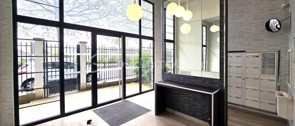 Idéalement situé dans un cadre privilégié en bord de Marne à Alfortville, découvrez ce superbe appartement de type F3 niché au premier étage d’une copropriété de standing très récente. Dès l’entrée, vous serez séduit par la qualité des prestations, notamment un parquet massif uniforme qui parcourt l’intégralité de l’appartement, apportant une chaleur et une élégance rares. L'appartement particulièrement lumineux et sans aucun vis-à-vis direct, se compose d'une entrée optimisée avec des placards de rangement sur mesure, d'une cuisine moderne ouverte sur un salon spacieux, le tout se prolongeant sur un balcon offrant une vue exceptionnelle et apaisante sur la Seine. La partie nuit dispose de deux chambres confortables avec placards intégrés, complétées par une salle de bain contemporaine. Ce bien rare, aux performances énergétiques optimales  garanti un confort thermique total, le bien bénéficie également d’une place de parking sécurisée en sous-sol. Alliant le calme absolu de l'eau à la sécurité d'une construction récente sous garantie décennale, cet appartement "prêt à habiter" constitue une opportunité d'exception sur le secteur pour des acquéreurs exigeants en quête de sérénité et de prestations de qualité.