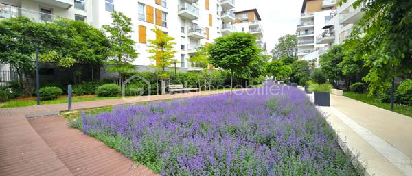 Idéalement situé dans un cadre privilégié en bord de Marne à Alfortville, découvrez ce superbe appartement de type F3 niché au premier étage d’une copropriété de standing très récente. Dès l’entrée, vous serez séduit par la qualité des prestations, notamment un parquet massif uniforme qui parcourt l’intégralité de l’appartement, apportant une chaleur et une élégance rares. L'appartement particulièrement lumineux et sans aucun vis-à-vis direct, se compose d'une entrée optimisée avec des placards de rangement sur mesure, d'une cuisine moderne ouverte sur un salon spacieux, le tout se prolongeant sur un balcon offrant une vue exceptionnelle et apaisante sur la Seine. La partie nuit dispose de deux chambres confortables avec placards intégrés, complétées par une salle de bain contemporaine. Ce bien rare, aux performances énergétiques optimales  garanti un confort thermique total, le bien bénéficie également d’une place de parking sécurisée en sous-sol. Alliant le calme absolu de l'eau à la sécurité d'une construction récente sous garantie décennale, cet appartement "prêt à habiter" constitue une opportunité d'exception sur le secteur pour des acquéreurs exigeants en quête de sérénité et de prestations de qualité.
