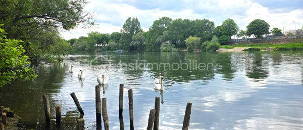 Idéalement situé dans un cadre privilégié en bord de Marne à Alfortville, découvrez ce superbe appartement de type F3 niché au premier étage d’une copropriété de standing très récente. Dès l’entrée, vous serez séduit par la qualité des prestations, notamment un parquet massif uniforme qui parcourt l’intégralité de l’appartement, apportant une chaleur et une élégance rares. L'appartement particulièrement lumineux et sans aucun vis-à-vis direct, se compose d'une entrée optimisée avec des placards de rangement sur mesure, d'une cuisine moderne ouverte sur un salon spacieux, le tout se prolongeant sur un balcon offrant une vue exceptionnelle et apaisante sur la Seine. La partie nuit dispose de deux chambres confortables avec placards intégrés, complétées par une salle de bain contemporaine. Ce bien rare, aux performances énergétiques optimales  garanti un confort thermique total, le bien bénéficie également d’une place de parking sécurisée en sous-sol. Alliant le calme absolu de l'eau à la sécurité d'une construction récente sous garantie décennale, cet appartement "prêt à habiter" constitue une opportunité d'exception sur le secteur pour des acquéreurs exigeants en quête de sérénité et de prestations de qualité.