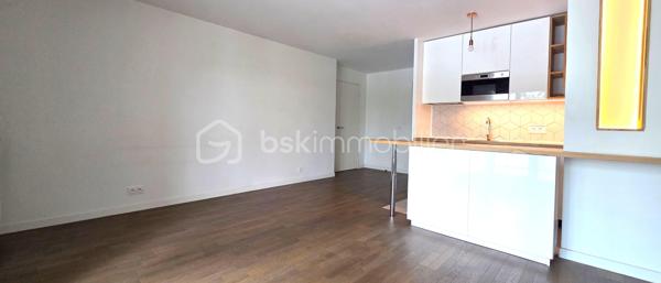 Idéalement situé dans un cadre privilégié en bord de Marne à Alfortville, découvrez ce superbe appartement de type F3 niché au premier étage d’une copropriété de standing très récente. Dès l’entrée, vous serez séduit par la qualité des prestations, notamment un parquet massif uniforme qui parcourt l’intégralité de l’appartement, apportant une chaleur et une élégance rares. L'appartement particulièrement lumineux et sans aucun vis-à-vis direct, se compose d'une entrée optimisée avec des placards de rangement sur mesure, d'une cuisine moderne ouverte sur un salon spacieux, le tout se prolongeant sur un balcon offrant une vue exceptionnelle et apaisante sur la Seine. La partie nuit dispose de deux chambres confortables avec placards intégrés, complétées par une salle de bain contemporaine. Ce bien rare, aux performances énergétiques optimales  garanti un confort thermique total, le bien bénéficie également d’une place de parking sécurisée en sous-sol. Alliant le calme absolu de l'eau à la sécurité d'une construction récente sous garantie décennale, cet appartement "prêt à habiter" constitue une opportunité d'exception sur le secteur pour des acquéreurs exigeants en quête de sérénité et de prestations de qualité.