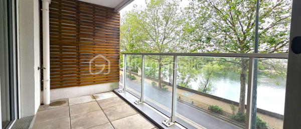 Idéalement situé dans un cadre privilégié en bord de Marne à Alfortville, découvrez ce superbe appartement de type F3 niché au premier étage d’une copropriété de standing très récente. Dès l’entrée, vous serez séduit par la qualité des prestations, notamment un parquet massif uniforme qui parcourt l’intégralité de l’appartement, apportant une chaleur et une élégance rares. L'appartement particulièrement lumineux et sans aucun vis-à-vis direct, se compose d'une entrée optimisée avec des placards de rangement sur mesure, d'une cuisine moderne ouverte sur un salon spacieux, le tout se prolongeant sur un balcon offrant une vue exceptionnelle et apaisante sur la Seine. La partie nuit dispose de deux chambres confortables avec placards intégrés, complétées par une salle de bain contemporaine. Ce bien rare, aux performances énergétiques optimales  garanti un confort thermique total, le bien bénéficie également d’une place de parking sécurisée en sous-sol. Alliant le calme absolu de l'eau à la sécurité d'une construction récente sous garantie décennale, cet appartement "prêt à habiter" constitue une opportunité d'exception sur le secteur pour des acquéreurs exigeants en quête de sérénité et de prestations de qualité.