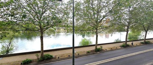 Idéalement situé dans un cadre privilégié en bord de Marne à Alfortville, découvrez ce superbe appartement de type F3 niché au premier étage d’une copropriété de standing très récente. Dès l’entrée, vous serez séduit par la qualité des prestations, notamment un parquet massif uniforme qui parcourt l’intégralité de l’appartement, apportant une chaleur et une élégance rares. L'appartement particulièrement lumineux et sans aucun vis-à-vis direct, se compose d'une entrée optimisée avec des placards de rangement sur mesure, d'une cuisine moderne ouverte sur un salon spacieux, le tout se prolongeant sur un balcon offrant une vue exceptionnelle et apaisante sur la Seine. La partie nuit dispose de deux chambres confortables avec placards intégrés, complétées par une salle de bain contemporaine. Ce bien rare, aux performances énergétiques optimales  garanti un confort thermique total, le bien bénéficie également d’une place de parking sécurisée en sous-sol. Alliant le calme absolu de l'eau à la sécurité d'une construction récente sous garantie décennale, cet appartement "prêt à habiter" constitue une opportunité d'exception sur le secteur pour des acquéreurs exigeants en quête de sérénité et de prestations de qualité.