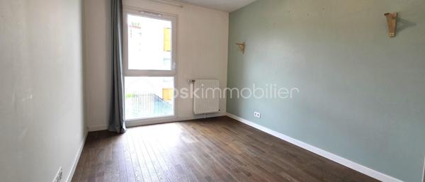 Idéalement situé dans un cadre privilégié en bord de Marne à Alfortville, découvrez ce superbe appartement de type F3 niché au premier étage d’une copropriété de standing très récente. Dès l’entrée, vous serez séduit par la qualité des prestations, notamment un parquet massif uniforme qui parcourt l’intégralité de l’appartement, apportant une chaleur et une élégance rares. L'appartement particulièrement lumineux et sans aucun vis-à-vis direct, se compose d'une entrée optimisée avec des placards de rangement sur mesure, d'une cuisine moderne ouverte sur un salon spacieux, le tout se prolongeant sur un balcon offrant une vue exceptionnelle et apaisante sur la Seine. La partie nuit dispose de deux chambres confortables avec placards intégrés, complétées par une salle de bain contemporaine. Ce bien rare, aux performances énergétiques optimales  garanti un confort thermique total, le bien bénéficie également d’une place de parking sécurisée en sous-sol. Alliant le calme absolu de l'eau à la sécurité d'une construction récente sous garantie décennale, cet appartement "prêt à habiter" constitue une opportunité d'exception sur le secteur pour des acquéreurs exigeants en quête de sérénité et de prestations de qualité.