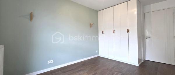 Idéalement situé dans un cadre privilégié en bord de Marne à Alfortville, découvrez ce superbe appartement de type F3 niché au premier étage d’une copropriété de standing très récente. Dès l’entrée, vous serez séduit par la qualité des prestations, notamment un parquet massif uniforme qui parcourt l’intégralité de l’appartement, apportant une chaleur et une élégance rares. L'appartement particulièrement lumineux et sans aucun vis-à-vis direct, se compose d'une entrée optimisée avec des placards de rangement sur mesure, d'une cuisine moderne ouverte sur un salon spacieux, le tout se prolongeant sur un balcon offrant une vue exceptionnelle et apaisante sur la Seine. La partie nuit dispose de deux chambres confortables avec placards intégrés, complétées par une salle de bain contemporaine. Ce bien rare, aux performances énergétiques optimales  garanti un confort thermique total, le bien bénéficie également d’une place de parking sécurisée en sous-sol. Alliant le calme absolu de l'eau à la sécurité d'une construction récente sous garantie décennale, cet appartement "prêt à habiter" constitue une opportunité d'exception sur le secteur pour des acquéreurs exigeants en quête de sérénité et de prestations de qualité.