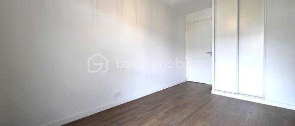 Idéalement situé dans un cadre privilégié en bord de Marne à Alfortville, découvrez ce superbe appartement de type F3 niché au premier étage d’une copropriété de standing très récente. Dès l’entrée, vous serez séduit par la qualité des prestations, notamment un parquet massif uniforme qui parcourt l’intégralité de l’appartement, apportant une chaleur et une élégance rares. L'appartement particulièrement lumineux et sans aucun vis-à-vis direct, se compose d'une entrée optimisée avec des placards de rangement sur mesure, d'une cuisine moderne ouverte sur un salon spacieux, le tout se prolongeant sur un balcon offrant une vue exceptionnelle et apaisante sur la Seine. La partie nuit dispose de deux chambres confortables avec placards intégrés, complétées par une salle de bain contemporaine. Ce bien rare, aux performances énergétiques optimales  garanti un confort thermique total, le bien bénéficie également d’une place de parking sécurisée en sous-sol. Alliant le calme absolu de l'eau à la sécurité d'une construction récente sous garantie décennale, cet appartement "prêt à habiter" constitue une opportunité d'exception sur le secteur pour des acquéreurs exigeants en quête de sérénité et de prestations de qualité.