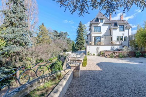 MAISON BOURGEOISE 255 M2 ENTIÈREMENT RÉNOVÉE, STUDIO DE 35 M2, PARC CLOS ET ARBORÉ DE 4 303 M2, 4 CHAMBRES DONT UNE SUITE PARENTALE, 3 GARAGES, PIÈCE DE VIE DE 88 M2, TERRASSE, JACUZZI,