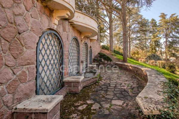 MAISON BOURGEOISE 255 M2 ENTIÈREMENT RÉNOVÉE, STUDIO DE 35 M2, PARC CLOS ET ARBORÉ DE 4 303 M2, 4 CHAMBRES DONT UNE SUITE PARENTALE, 3 GARAGES, PIÈCE DE VIE DE 88 M2, TERRASSE, JACUZZI,