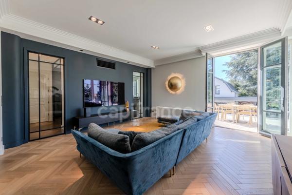 MAISON BOURGEOISE 255 M2 ENTIÈREMENT RÉNOVÉE, STUDIO DE 35 M2, PARC CLOS ET ARBORÉ DE 4 303 M2, 4 CHAMBRES DONT UNE SUITE PARENTALE, 3 GARAGES, PIÈCE DE VIE DE 88 M2, TERRASSE, JACUZZI,