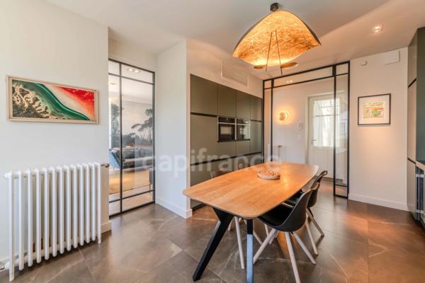 MAISON BOURGEOISE 255 M2 ENTIÈREMENT RÉNOVÉE, STUDIO DE 35 M2, PARC CLOS ET ARBORÉ DE 4 303 M2, 4 CHAMBRES DONT UNE SUITE PARENTALE, 3 GARAGES, PIÈCE DE VIE DE 88 M2, TERRASSE, JACUZZI,