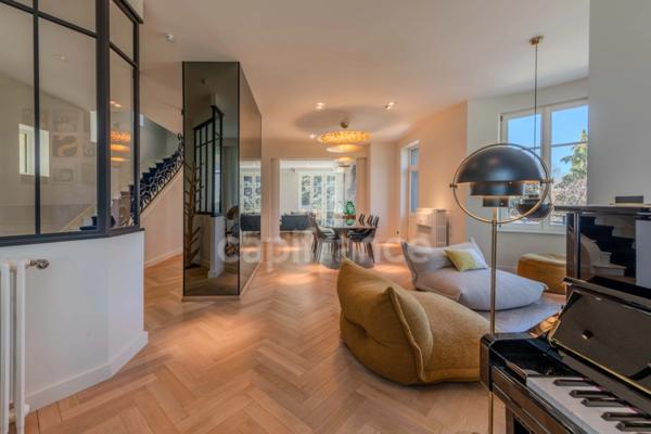 MAISON BOURGEOISE 255 M2 ENTIÈREMENT RÉNOVÉE, STUDIO DE 35 M2, PARC CLOS ET ARBORÉ DE 4 303 M2, 4 CHAMBRES DONT UNE SUITE PARENTALE, 3 GARAGES, PIÈCE DE VIE DE 88 M2, TERRASSE, JACUZZI,