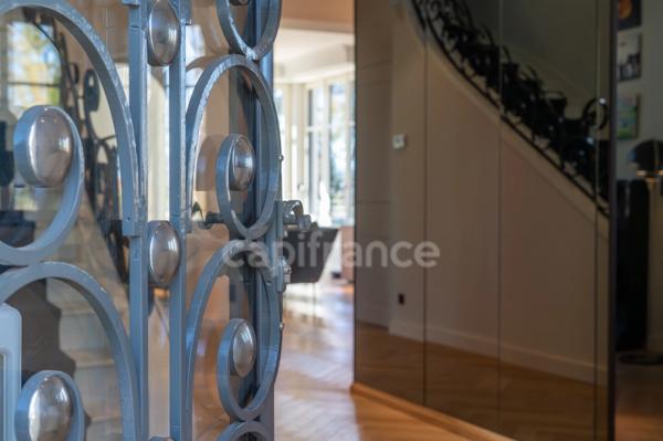 MAISON BOURGEOISE 255 M2 ENTIÈREMENT RÉNOVÉE, STUDIO DE 35 M2, PARC CLOS ET ARBORÉ DE 4 303 M2, 4 CHAMBRES DONT UNE SUITE PARENTALE, 3 GARAGES, PIÈCE DE VIE DE 88 M2, TERRASSE, JACUZZI,